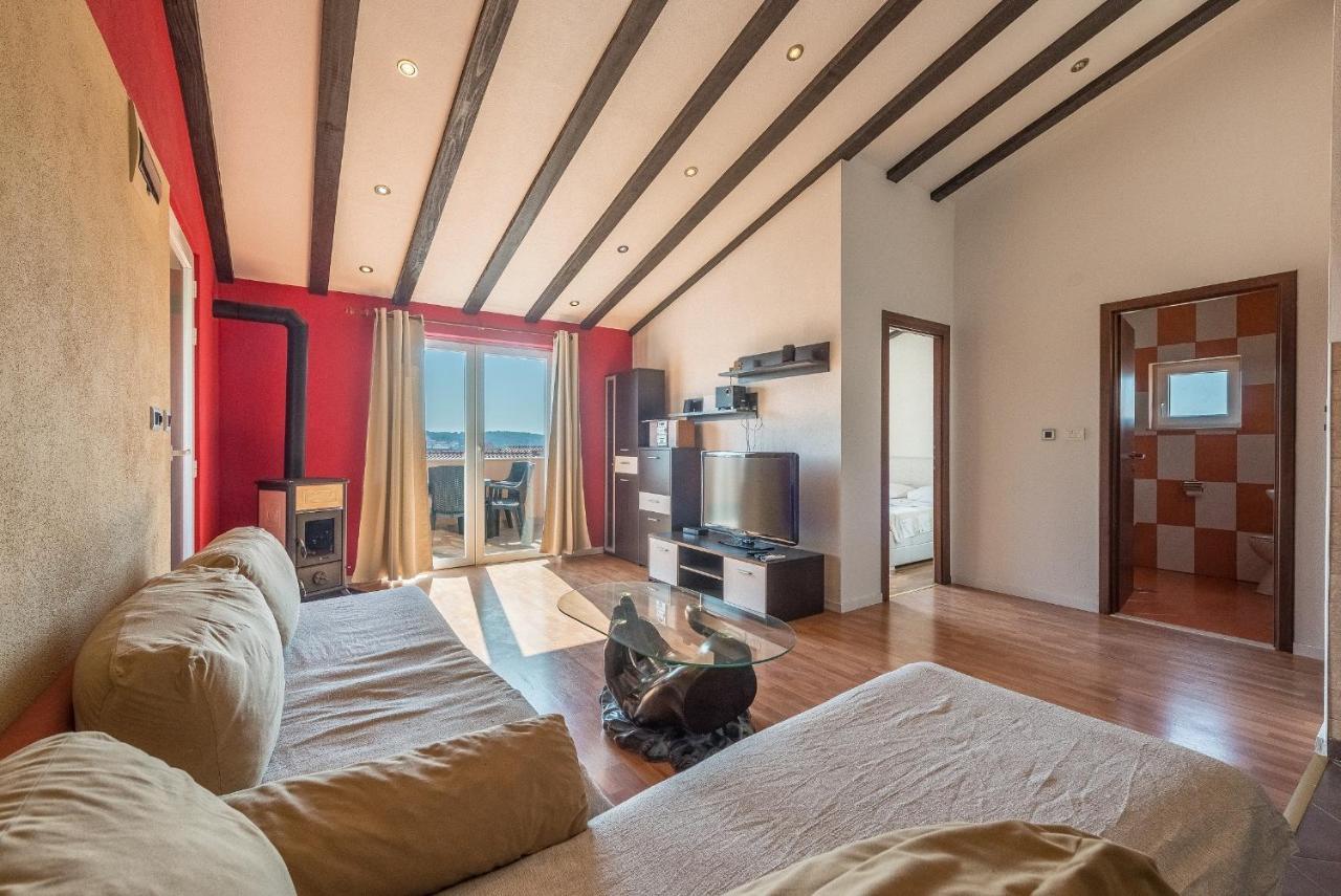 Apartments Tonci Og 오크루그고른지 외부 사진