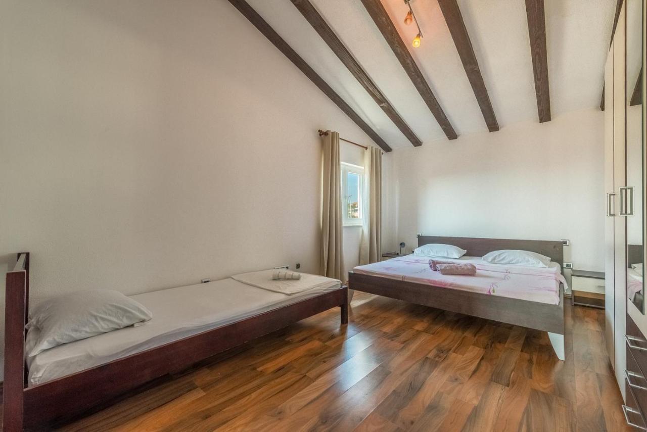 Apartments Tonci Og 오크루그고른지 외부 사진