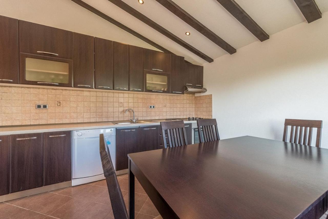 Apartments Tonci Og 오크루그고른지 외부 사진