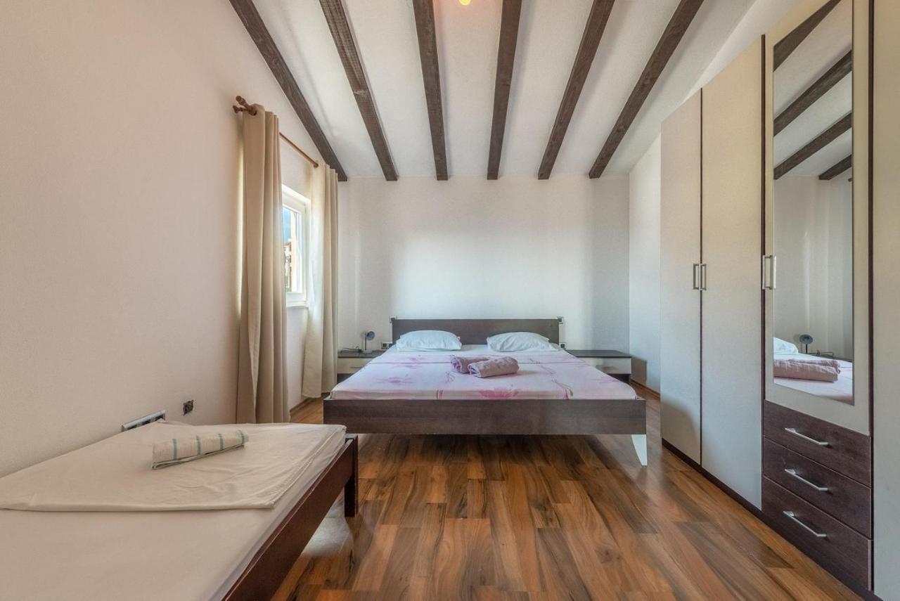 Apartments Tonci Og 오크루그고른지 외부 사진