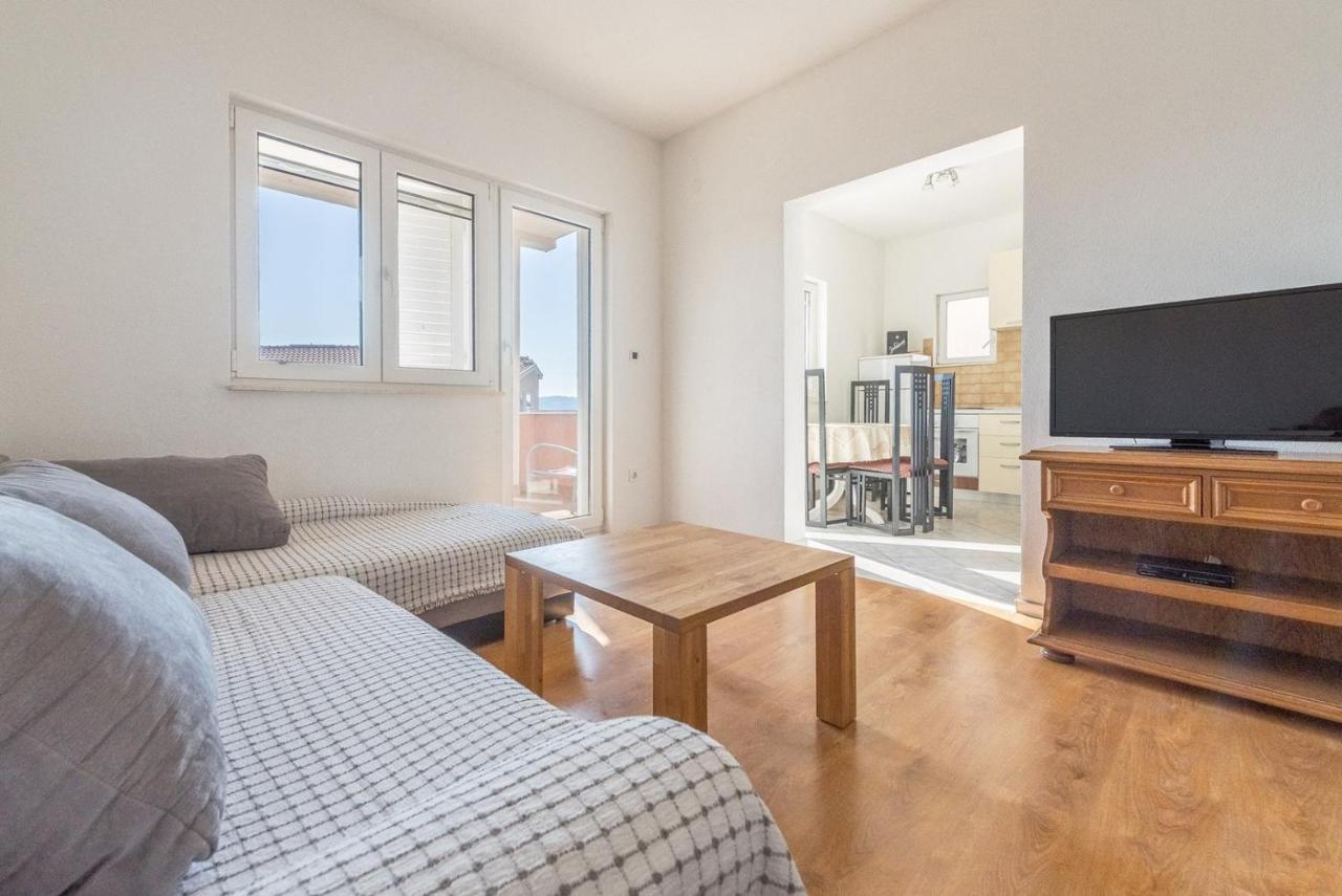 Apartments Tonci Og 오크루그고른지 외부 사진