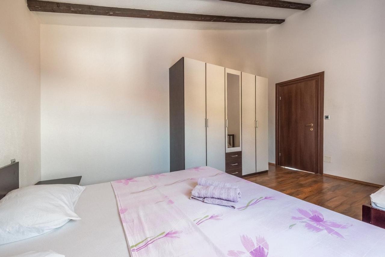Apartments Tonci Og 오크루그고른지 외부 사진