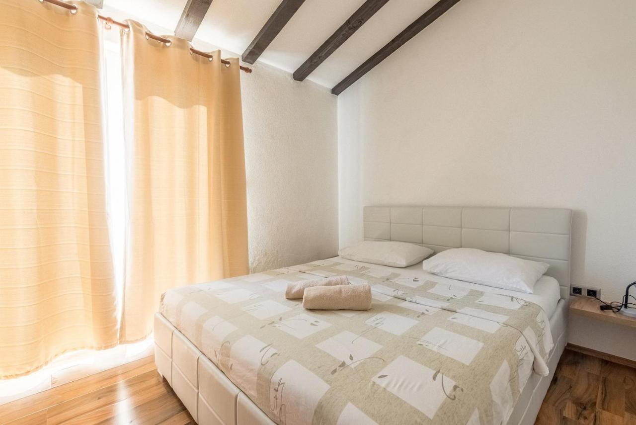 Apartments Tonci Og 오크루그고른지 외부 사진