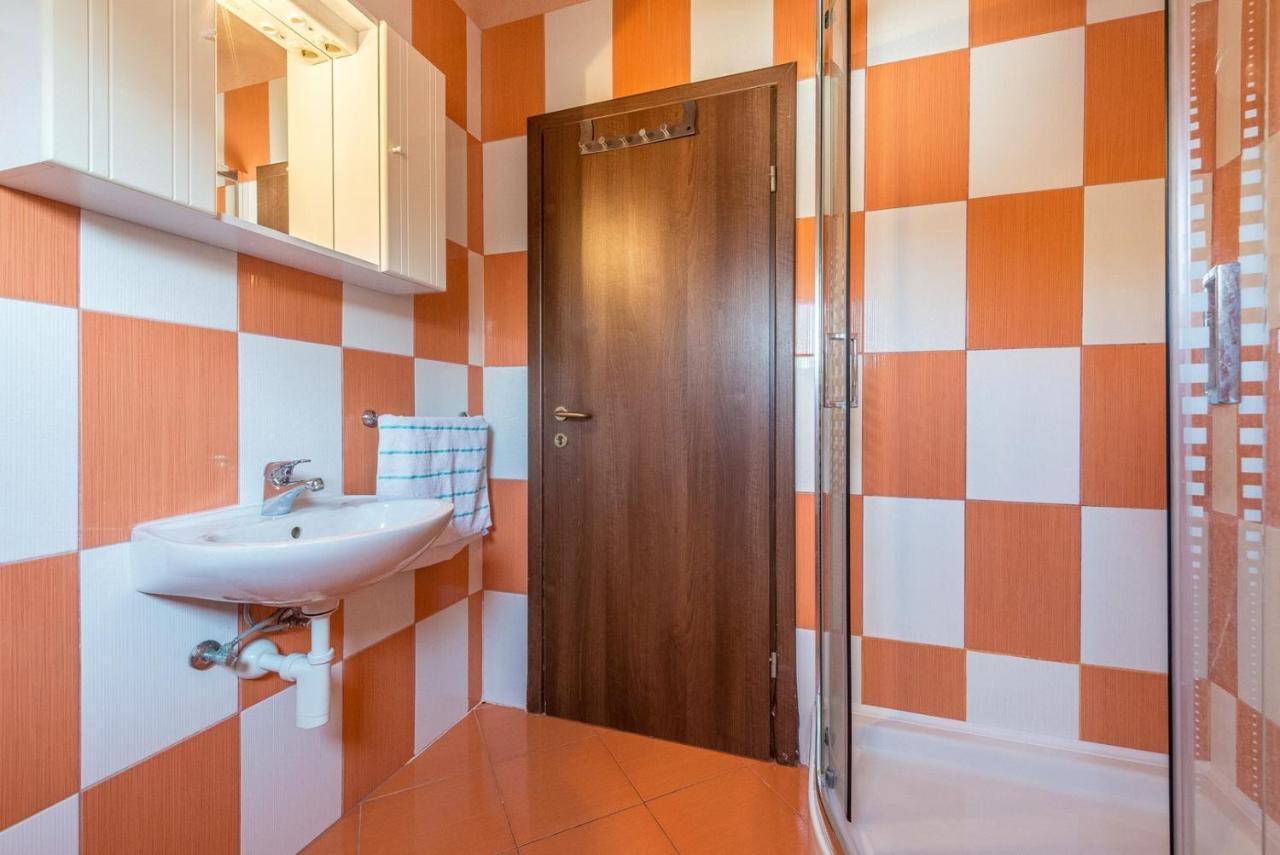 Apartments Tonci Og 오크루그고른지 외부 사진