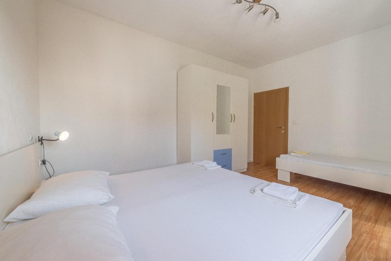 Apartments Tonci Og 오크루그고른지 외부 사진