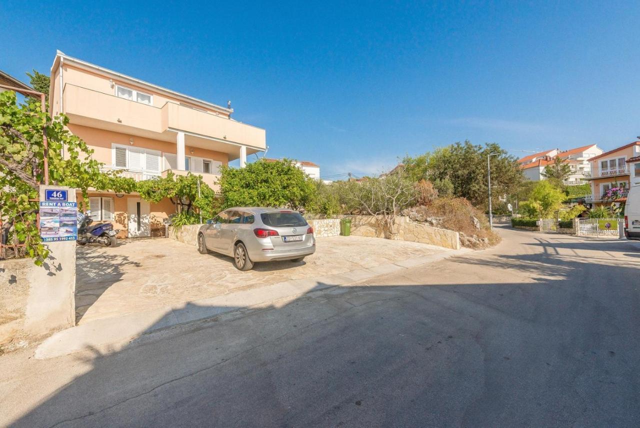 Apartments Tonci Og 오크루그고른지 외부 사진