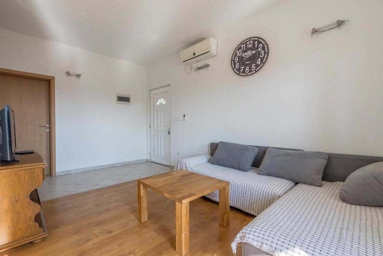 Apartments Tonci Og 오크루그고른지 외부 사진